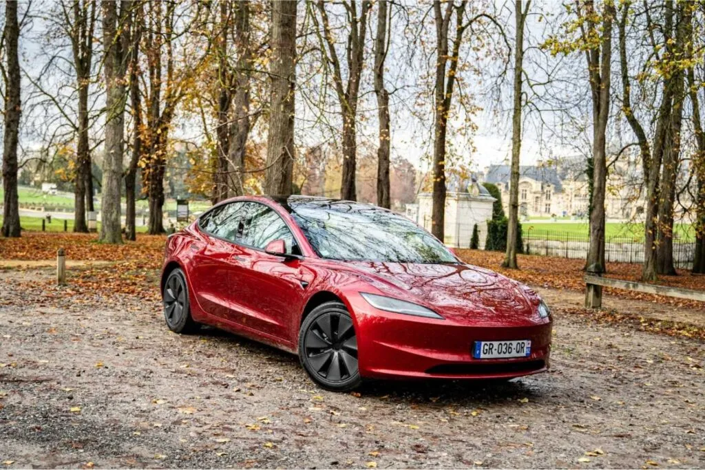 Ricaricare una Tesla Model 3: costi e vantaggi svelati
